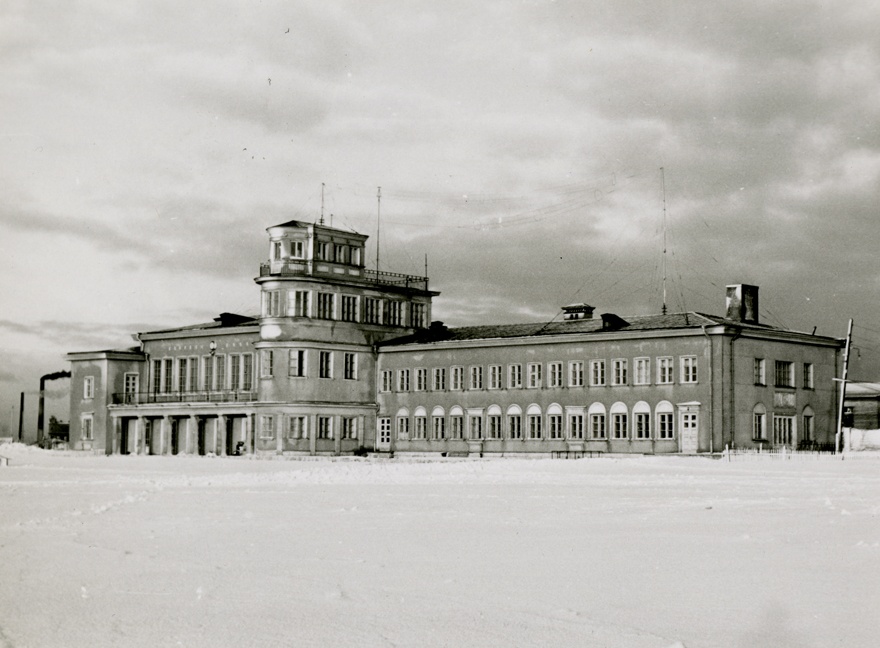 Tallinna vana lennujaam, vaade hoonele talvel. Arhitektid Arthur Jürvetson, Roman Koolmar ja Paula Koido, Maia Laul (sisearhitektid)