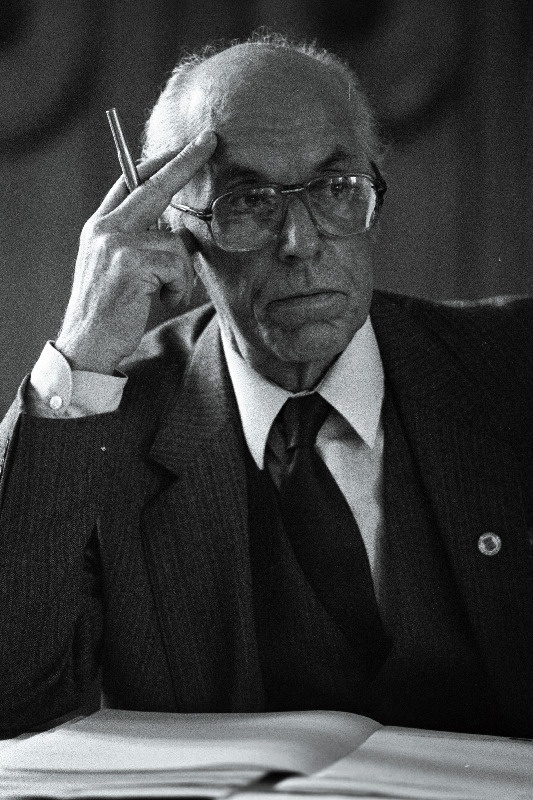 Lennart Meri, pastakas käes otsmikul.