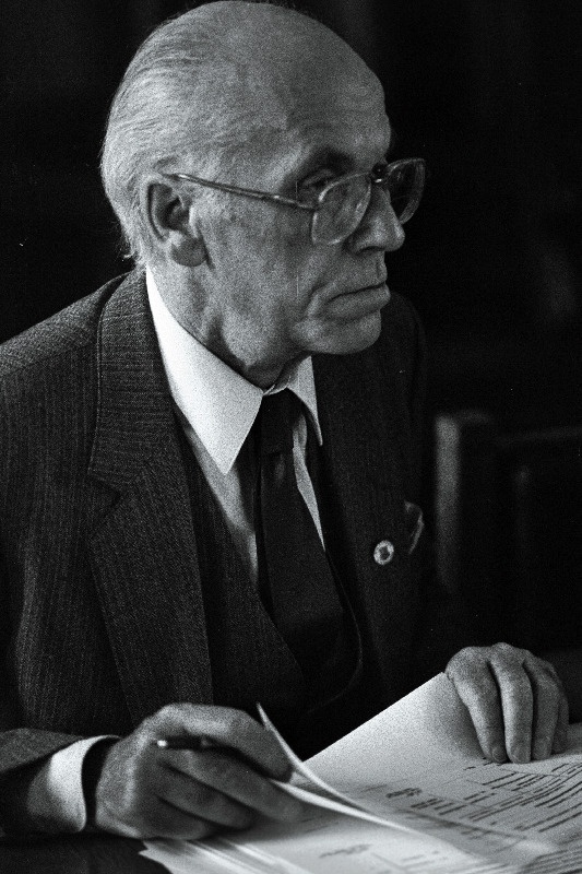 Lennart Meri, külgvaade.