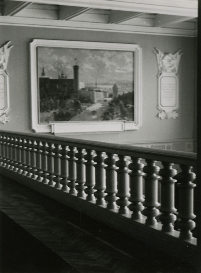 Tallinna vana lennujaam, vaade rõdult koos barjääriga ootesaali vasakule otsaseinale Richard Sagritsa Toompea vaatega. Sisearhitektid Paula Koido ja Maia Laul