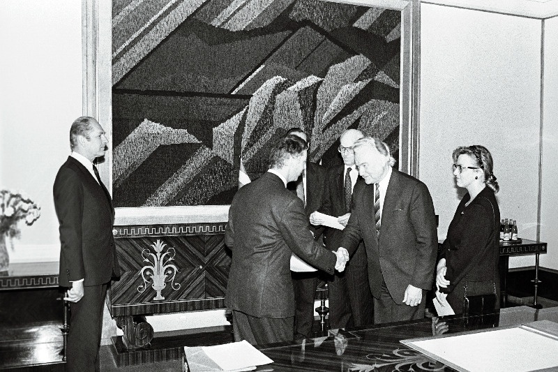 Prantsuse suursaadik Jacques Huntzinger annab A. Rüütlile volikirjad üle Kadriorus.