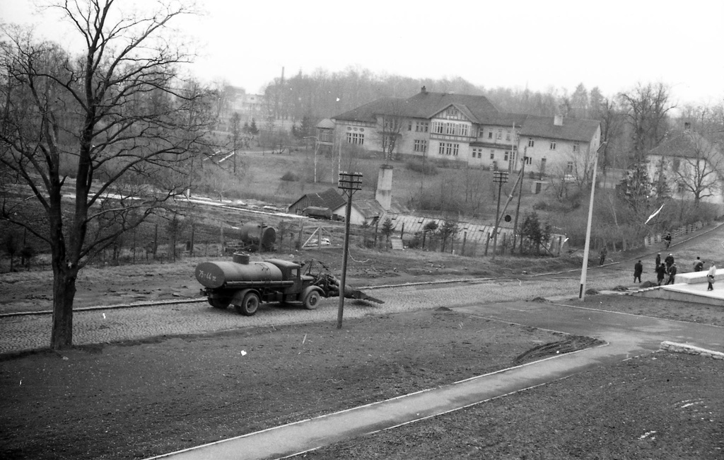 About in the winter of 1972, views of Kreutzwald 56 in Tartu (EPA meh. Faculty building) from the window of the third floor to the beginning of Tallinn mnt and some strange car