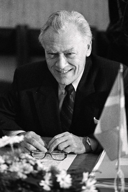 Poul Schlüter laua taga.