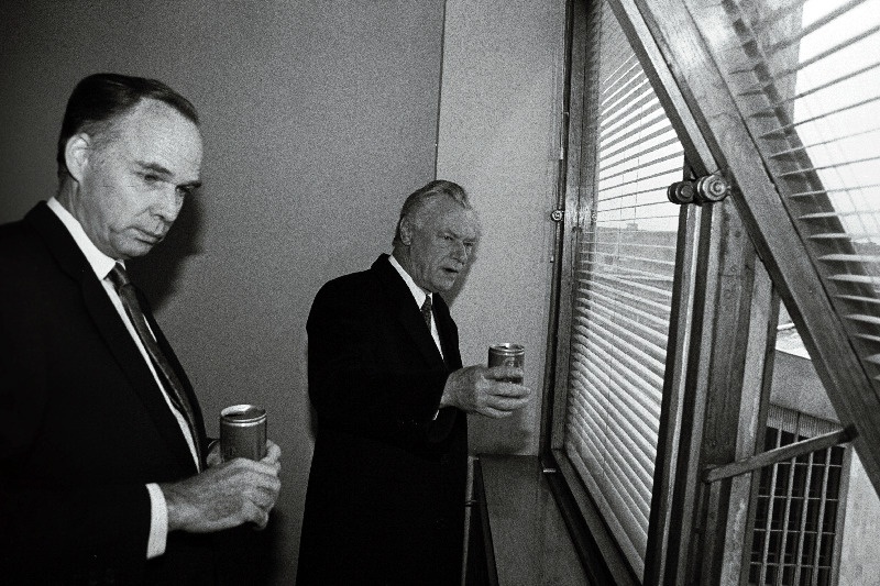 Taani peaminister Poul Schlüter ja Taani suursaadik Sven-Erik Nordberg Taani saatkonna ruumides Rävala pst.