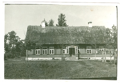 Foto. Parila koolimaja. Mustvalge.  similar photo