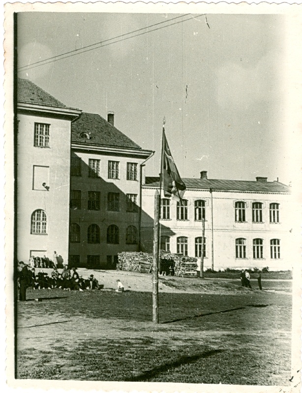 Foto. Haapsalu Wiedemanni gümnaasiumi hoone. Vaade hoovilt. 1940-60nd.