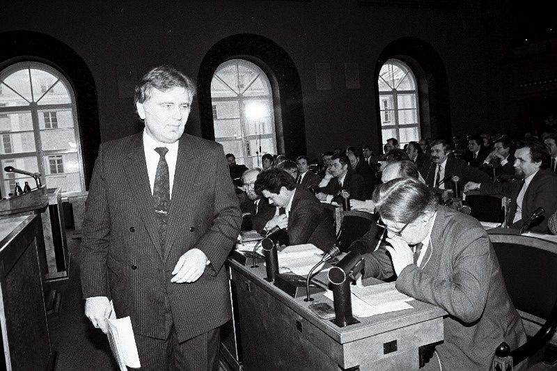 Ülemnõukogu kinntitas Eesti peaministriks Tiit Vähi.