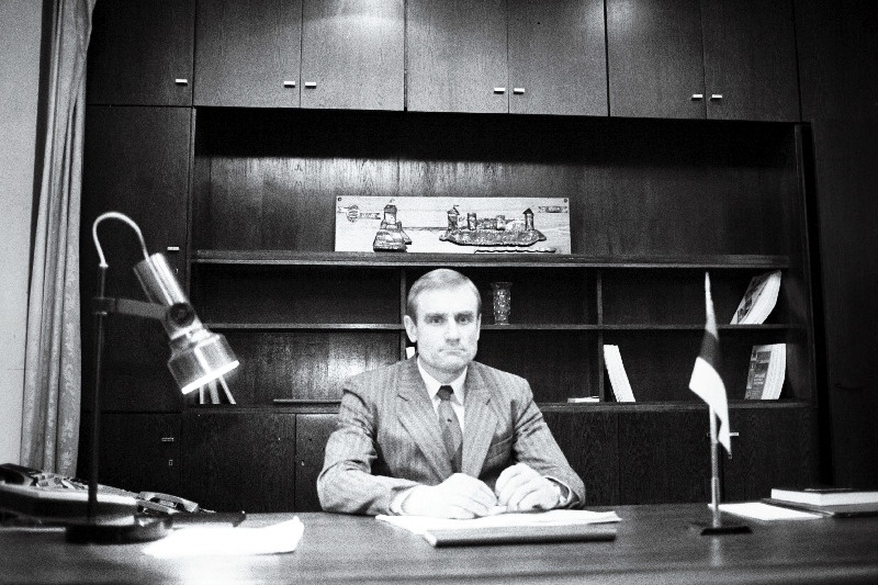 Ants Laaneots kabinetis laua taga.