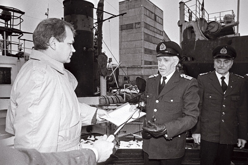 07.01.1992 kanti jäämurdja "Suur Tõll" Eesti laevade nimistusse numbriga 001. Heisati EV lipp. Koht määrati Tallinna Linnahalli kai äärde. Seal avab ta uksed omalaadse muuseumina.