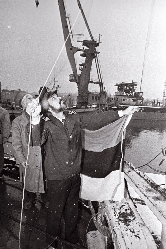 07.01.1992 kanti jäämurdja "Suur Tõll" Eesti laevade nimistusse numbriga 001. Heisati EV lipp. Koht määrati Tallinna Linnahalli kai äärde. Seal avab ta uksed omalaadse muuseumina.