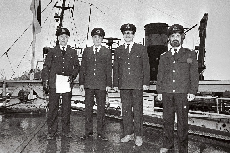 07.01.1992 kanti jäämurdja "Suur Tõll" Eesti laevade nimistusse numbriga 001. Heisati EV lipp. Koht määrati Tallinna Linnahalli kai äärde. Seal avab ta uksed omalaadse muuseumina. Pardal mundris mehed.