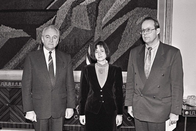 Läti suursaadik Anna Žigure annab volikirjad üle Kadriorus. A. Rüütel, A. Žigure ja R. Müllnson.