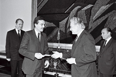 Uus-Meremaa suursaadik McChie Gerald Reginald annab üle volikirjad A. Rüütlile.  similar photo