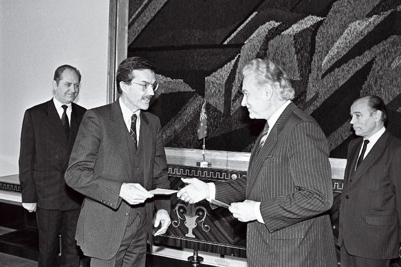 Uus-Meremaa suursaadik McChie Gerald Reginald annab üle volikirjad A. Rüütlile.