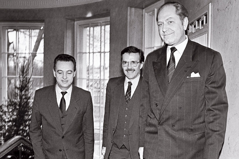 Uus-Meremaa suursaadik McChie Gerald Reginald annab üle volikirjad A. Rüütlile.