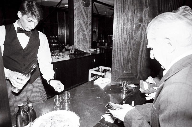 Eesti Laskurkorpuse 50. aastapäeva pühitsemine Sakala keskuses. Baaris (viinapits 24.-rbl).