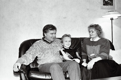 Eesti Vabariigi peaminister Tiit Vähi, abikaasa Raine-Lea ja poeg Rolandiga kodus.  similar photo