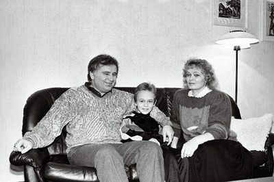 Eesti Vabariigi peaminister Tiit Vähi, abikaasa Raine-Lea ja poeg Rolandiga kodus.  similar photo