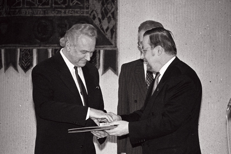 Leedu Iseseisvuspäeval - A. Rüütel annab kingituse V. Landsbergisele.