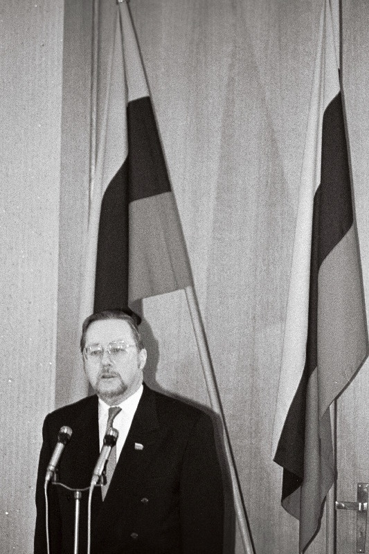 Leedu Iseseisvuspäeval Vytautas Landsbergis kõneleb mikrofoni ees.
