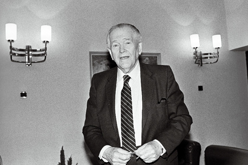Eesti saadik USA-s Ernst Jaakson seisab.