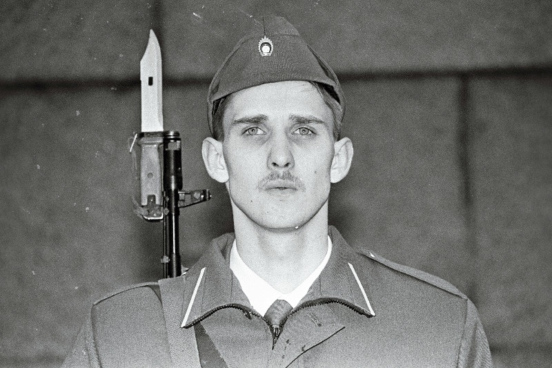 Läti armee sünnipäev. Läti sõdur - püss, tääk - portree.