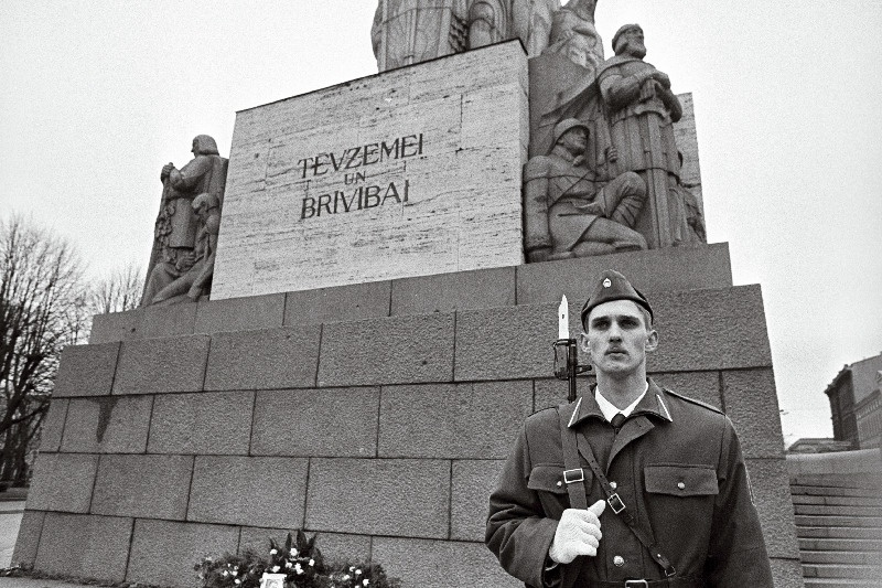 Läti armee sünnipäev. Läti sõdur auvalves "Tevzemei un brivibai" jalamil.