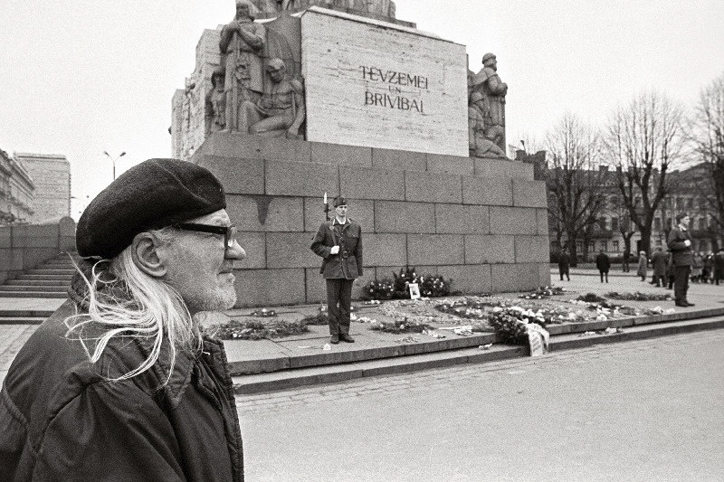 Monument "Tevzemei un brivibai" jalamil pärjad.