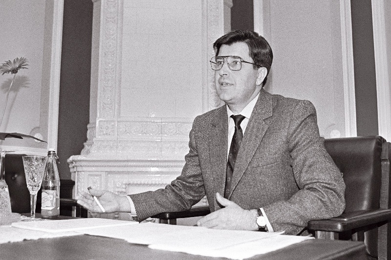 A. Gorbunovs laua taga, naerab.