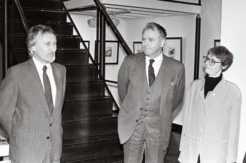 Henry Moore'i graafikanäitus "Vaal" galeriis: Eesti Vabariigi kultuuriminister Märt Kubo, Suurbritannia suursaadik Brian B. Low ja British Council esindaja Baltimaades Suzan Maingay.