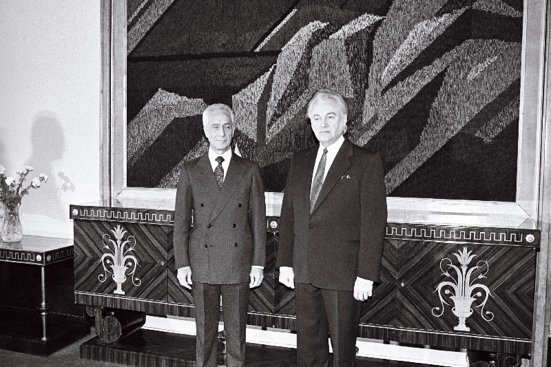 Argentiina Vabariigi suursaadik Gaston de Prat Gay ja A. Rüütel (seisavad) Kadriorus.