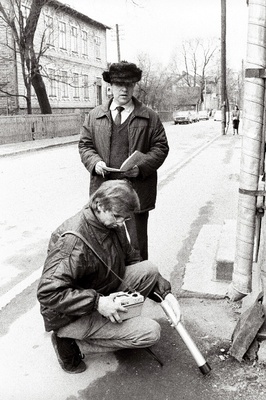 Keemikud Jüri Ruut ja Ilmar Orav radiatsiooni taset mõõtmas.  similar photo