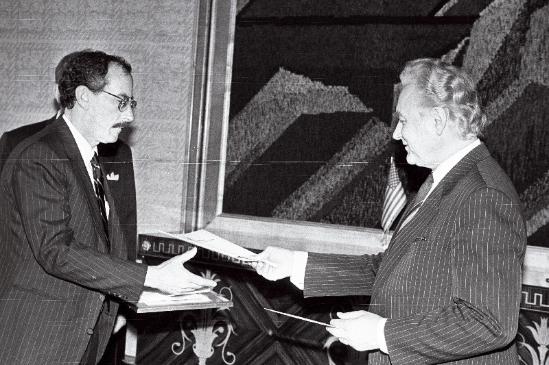 USA suursaadik Robert C. Frasure A. Rüütliga.