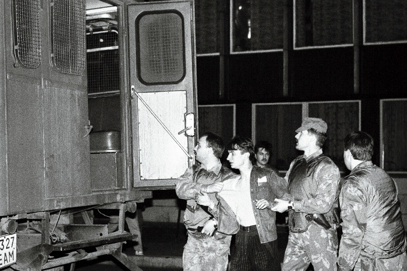 Politsei eriüksuste haarang baaridest, kurjategija autosse!
