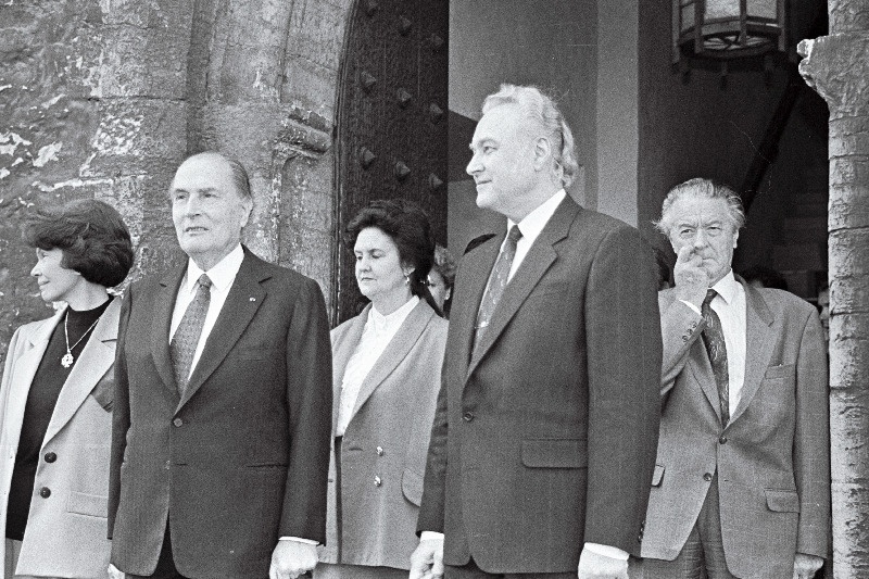 Prantsusmaa president Francois Mitterrand'i Baltikumi visiit. F. Mitterand ja A. Rüütel Raekoja uksel.