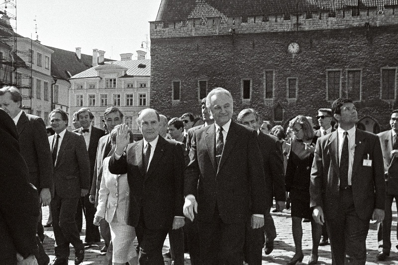 Prantsusmaa president Francois Mitterrand'i Baltikumi visiit. F. Mitterand ja A. Rüütel Raekoja platsil koos saatjaskonnaga rahvast tervitamas.