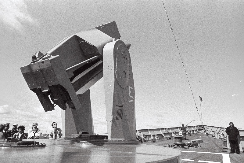 USA fregatt USS Harves FFG-53 merel. Külastajad uudistavad tekil.