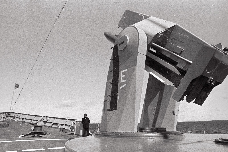 USA fregatt USS Harves FFG-53 merel. Külastajad uudistavad tekil.