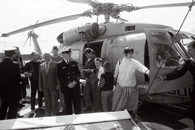 USA fregatt USS Harves FFG-53 merel. Külastajad helikopteri juures.