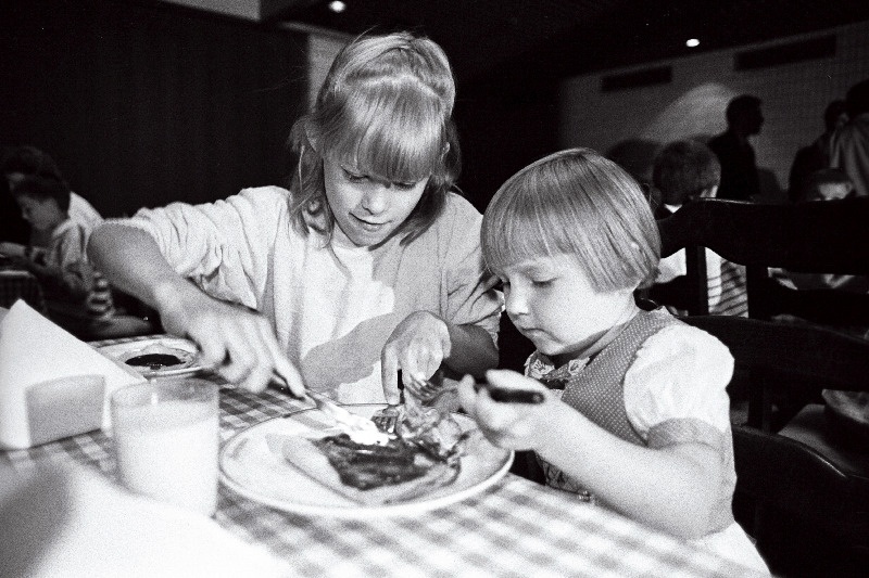 Nõmme Lastekodu lapsed restoran "Olümpias" pannkooke söömas.