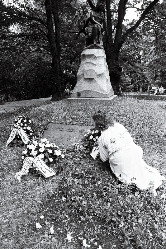 Lindamäel mälestusmiitingul juuniküüditamise mälestuskivi avamine.