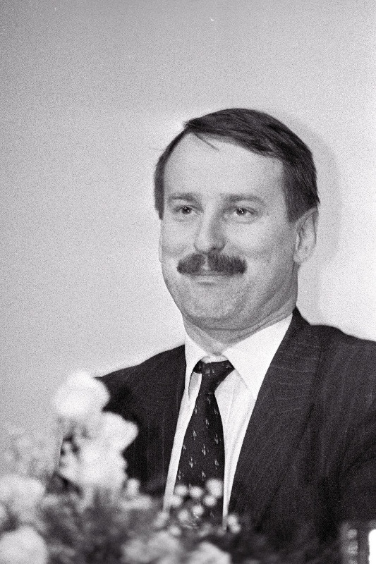 Siim Kallas naerumuigega.
