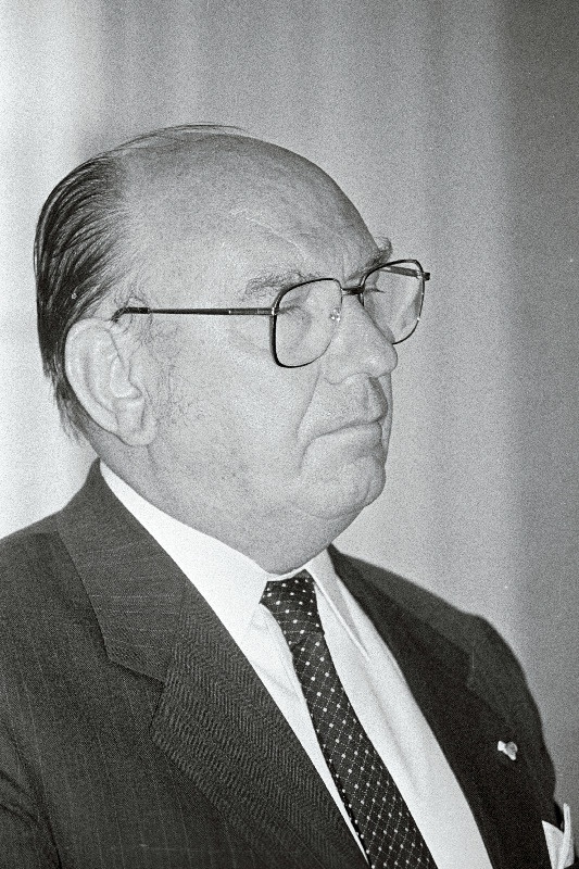 Jacques D'Hondt annab A. Rüütlile üle volikirjad Kadriorus.