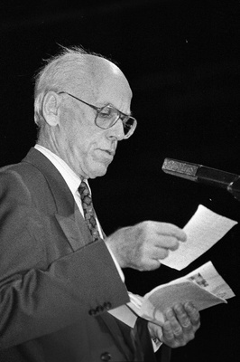 Isamaa valimiskampaania Linnahallis. Lennart Meri kõneleb paberid käes.  similar photo