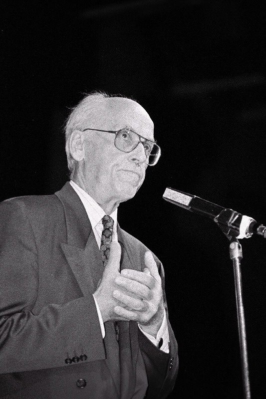 Isamaa valimiskampaania Linnahallis. Lennart Meri kõneleb käed rinnal.