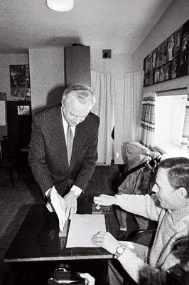 Arnold Rüütel valimas Kadriorus - hääletab.  similar photo