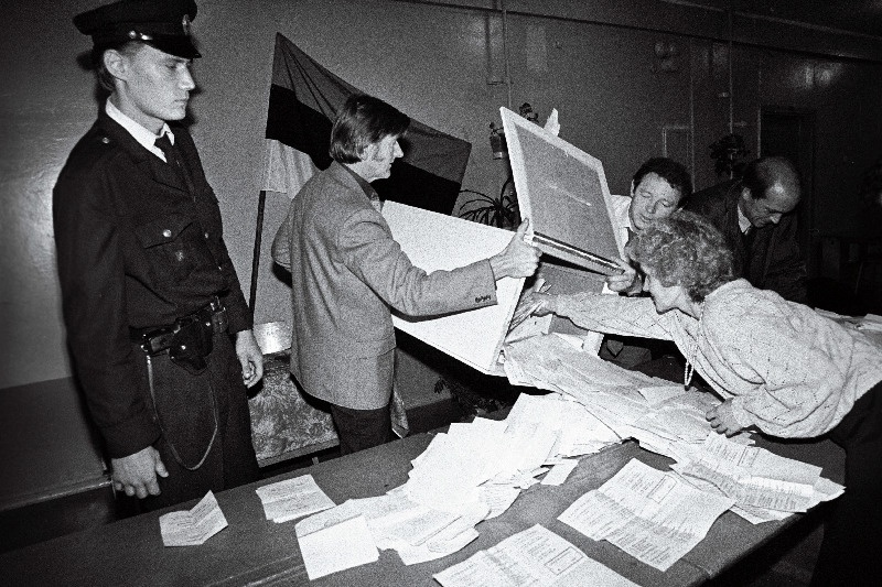 Valimiste lõpp, kastid tühjendatakse lauale.