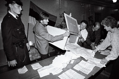 Valimiste lõpp, kastid tühjendatakse lauale.  similar photo