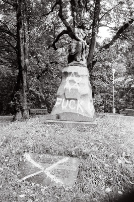 Rüvetatud Lina kuju ja mälestusmärk.  similar photo