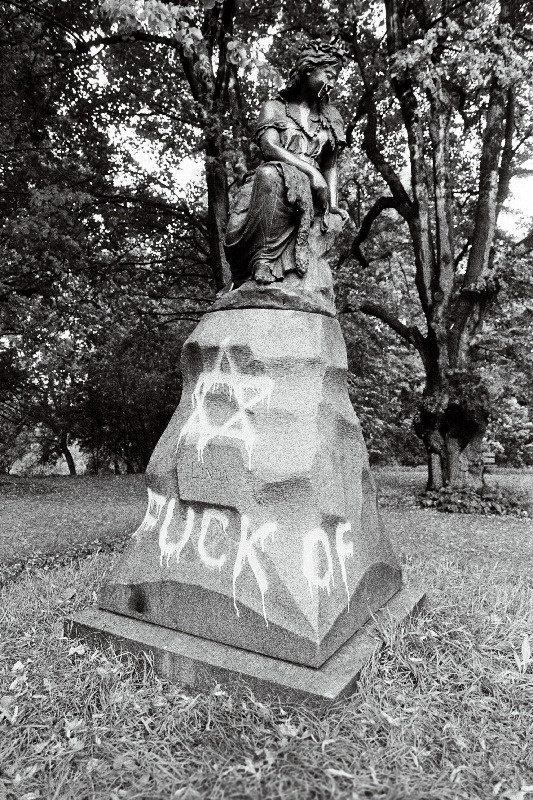 Rüvetatud Lina kuju ja mälestusmärk. Rüüstatud plaat (14.06.1941-25.03.1949).